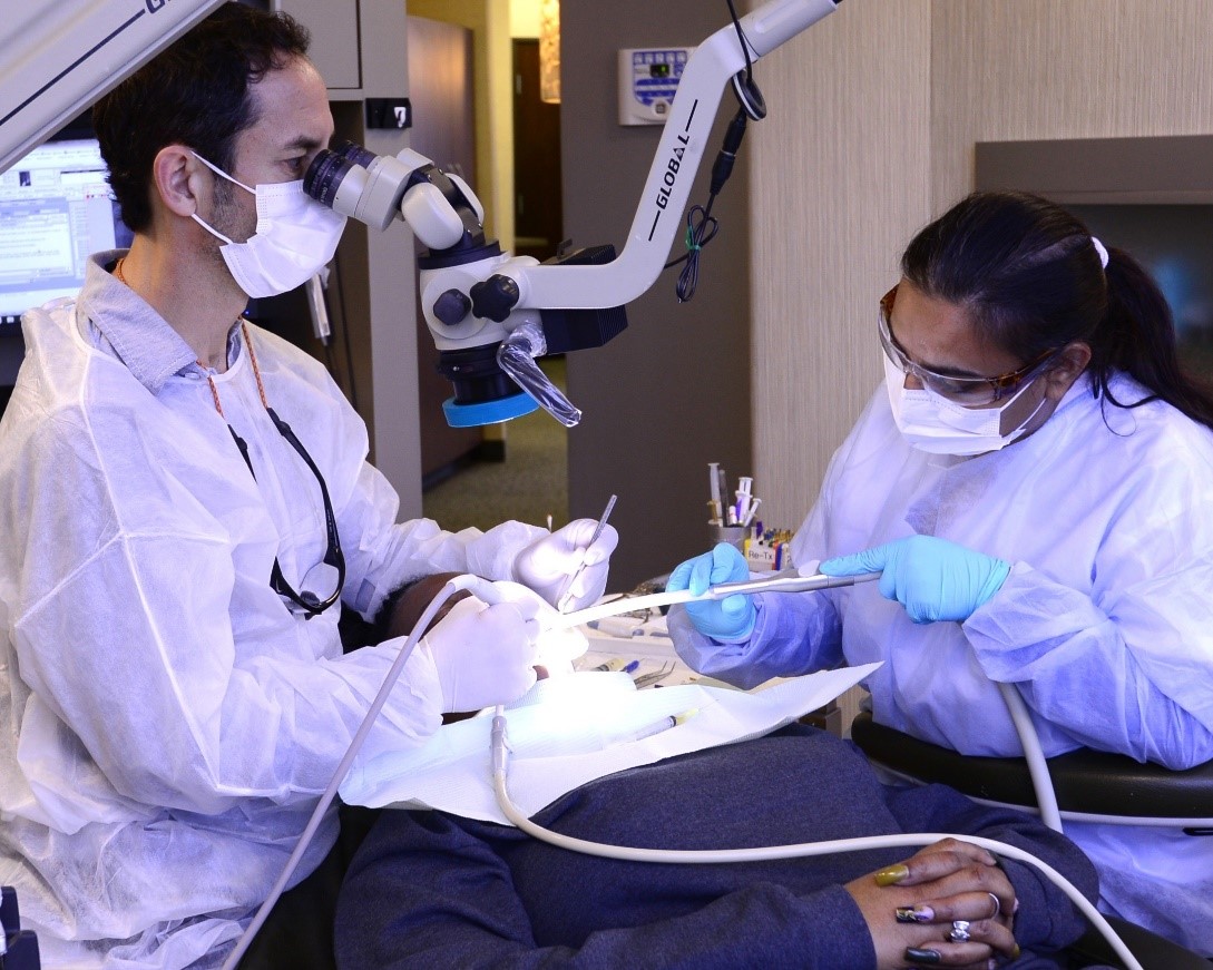 جراحی ریشه دندان با میکروسکوپ دندانپزشکی