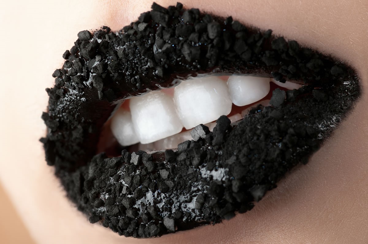  سفید کردن دندان با زغال فعال